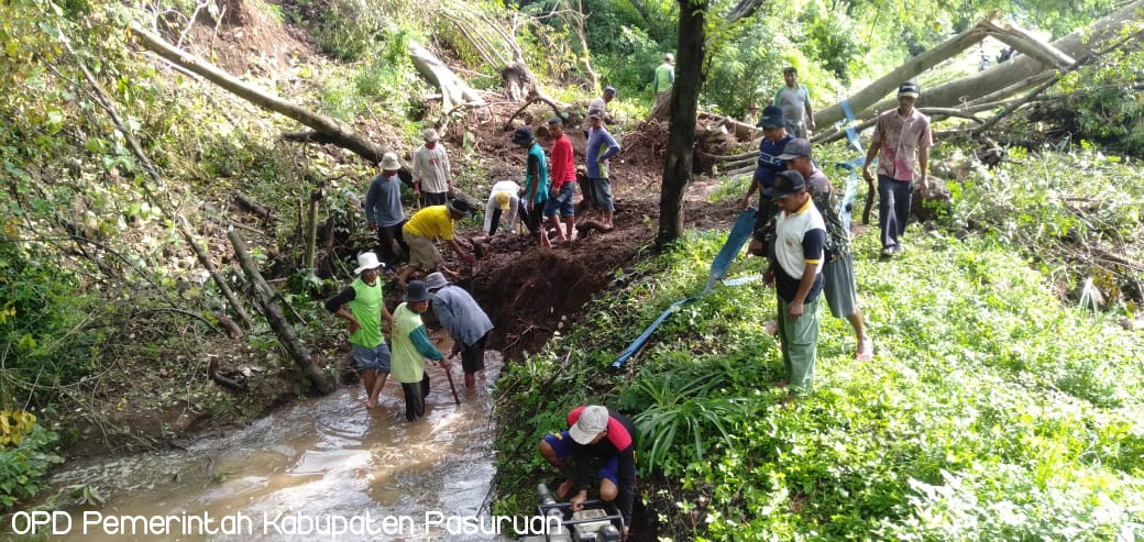 Kerja bakti UPT Purwosari dan Masyarakat Desa Sebandung