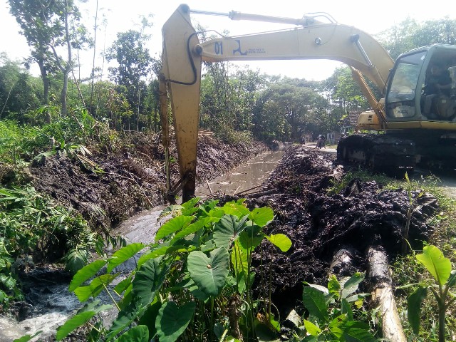 Normalisasi Saluran Sbr. Paras  Ds. Wonosari Kec. Gondang wetan